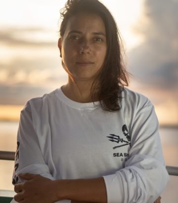 Retrato da presidente Nathalie Gil no cenario de sua entrevista para a globo